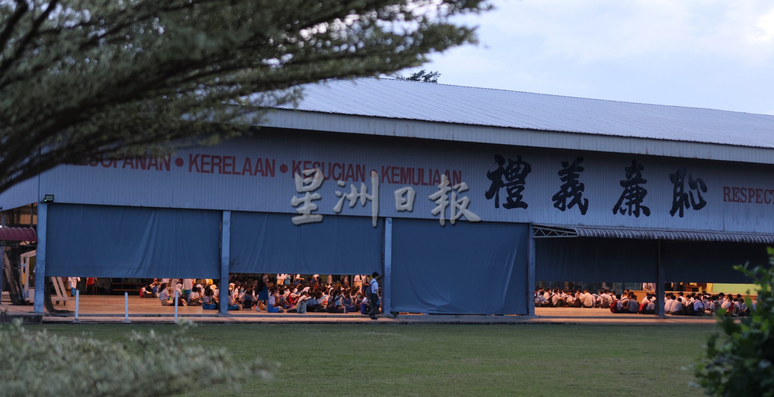 元旦后学期假结束,学子上学校外交通好热闹。