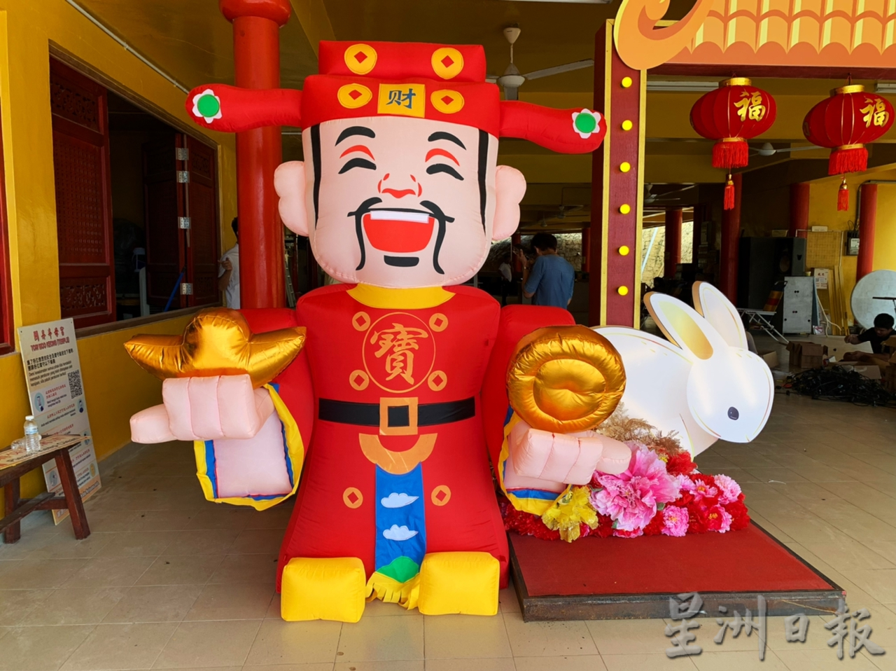 东：关丹斗母宫穿上新年装，欢迎民众到来打卡拍照。