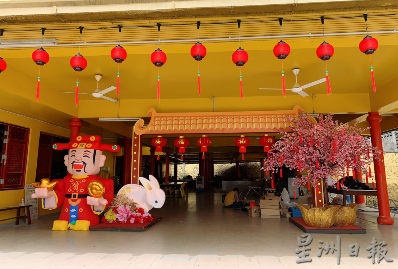 东：关丹斗母宫穿上新年装，欢迎民众到来打卡拍照。