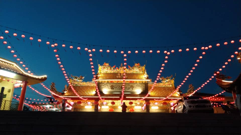 东:关丹斗母宫穿上新年装,欢迎民众到来打卡拍照。