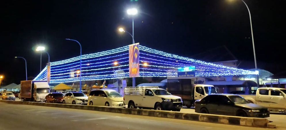 东：加叻大街装置彩灯