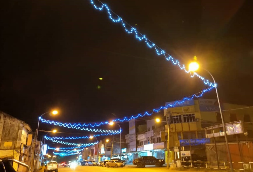 东：加叻大街装置彩灯