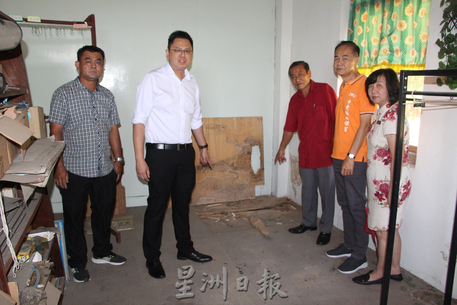 东:劳勿中竞华小百年历史行政楼一楼地板严重蚁蚀