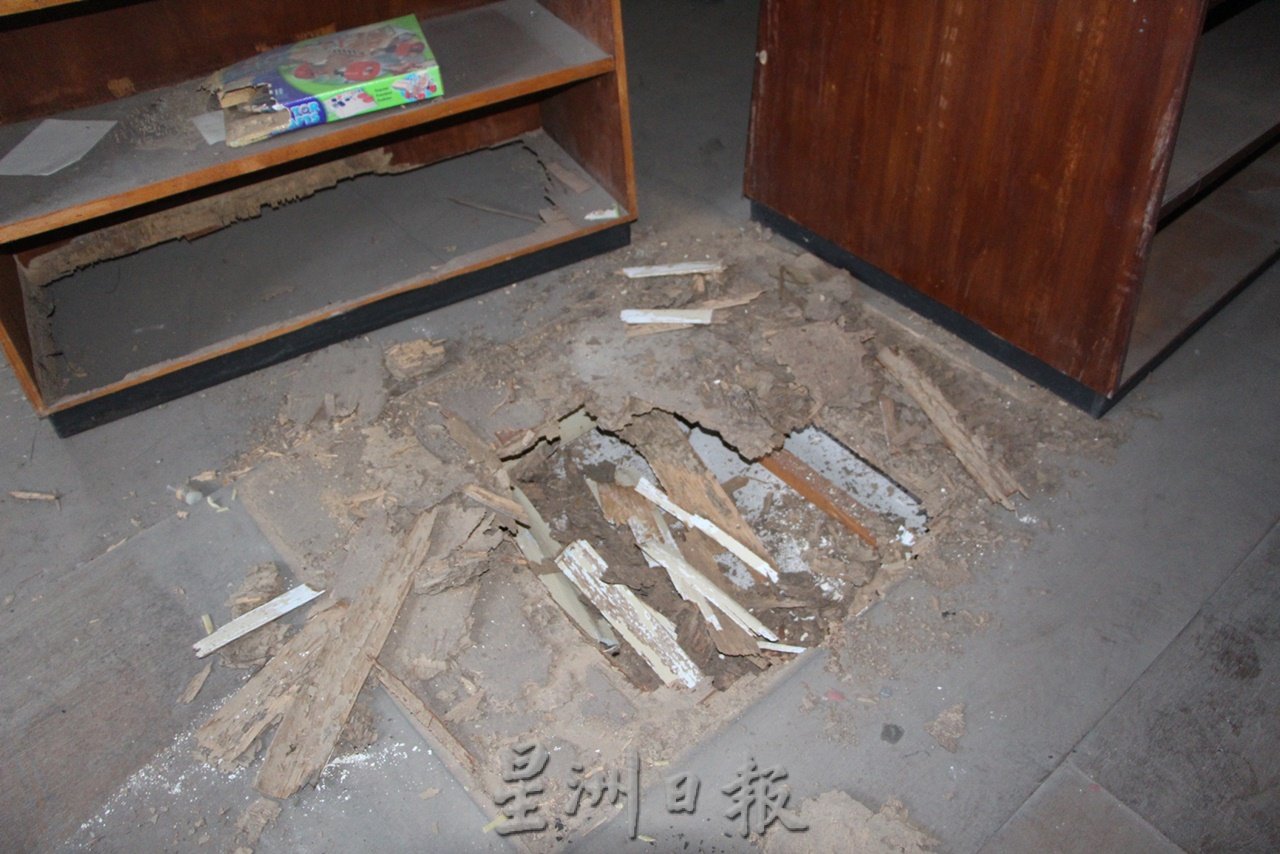 东:劳勿中竞华小百年历史行政楼一楼地板严重蚁蚀