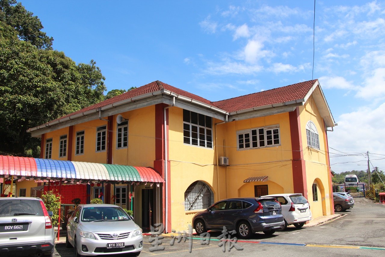 东:劳勿中竞华小百年历史行政楼一楼地板严重蚁蚀