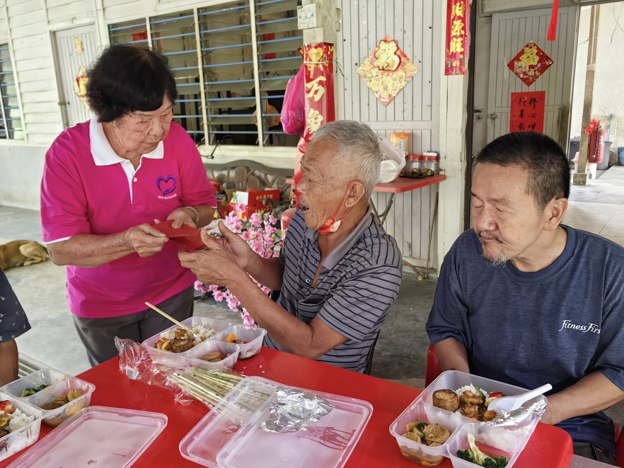 东：劳勿女性社区联盟送暖