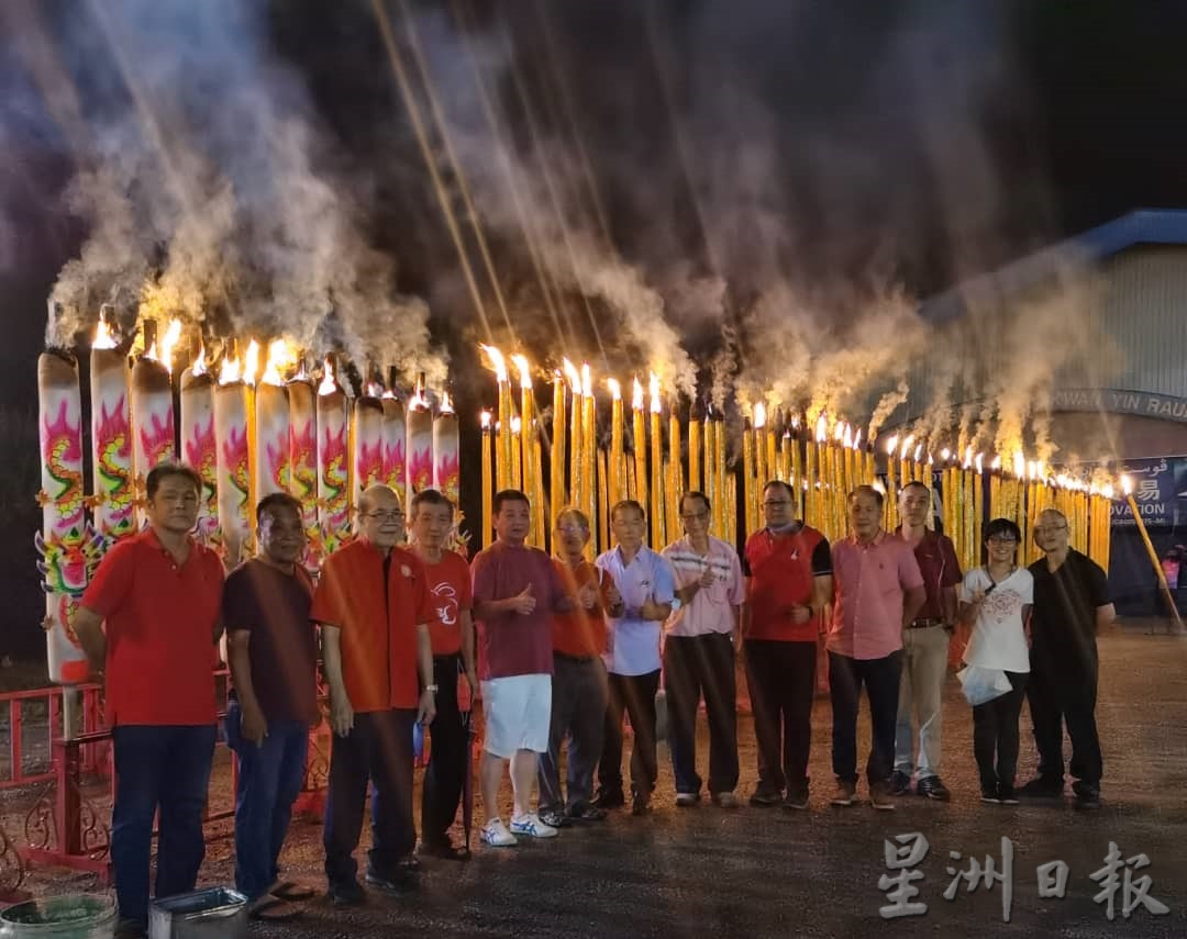 劳勿民众涌往观音堂争上头柱香,向上天祈福