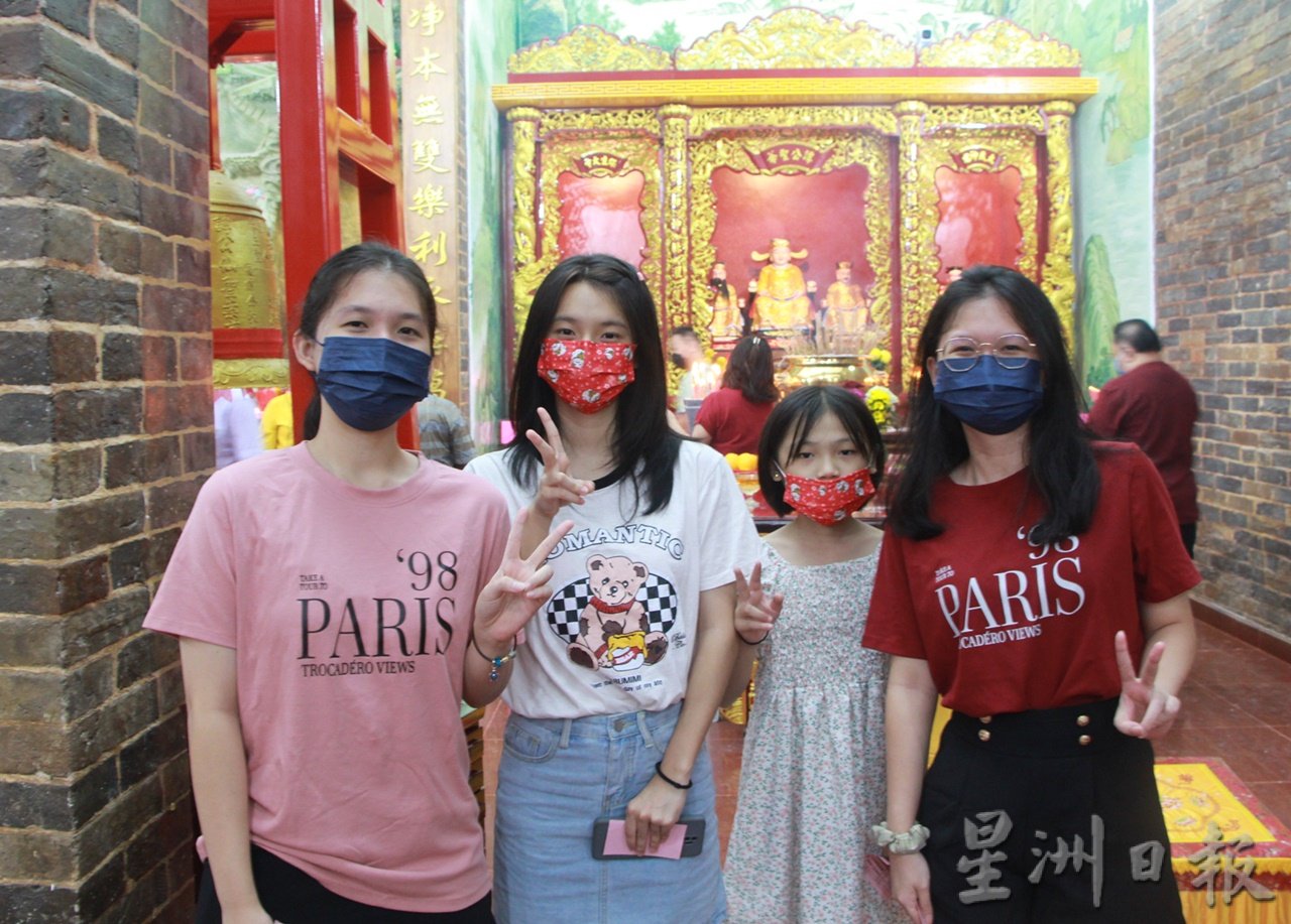 劳勿民众涌往观音堂争上头柱香,向上天祈福