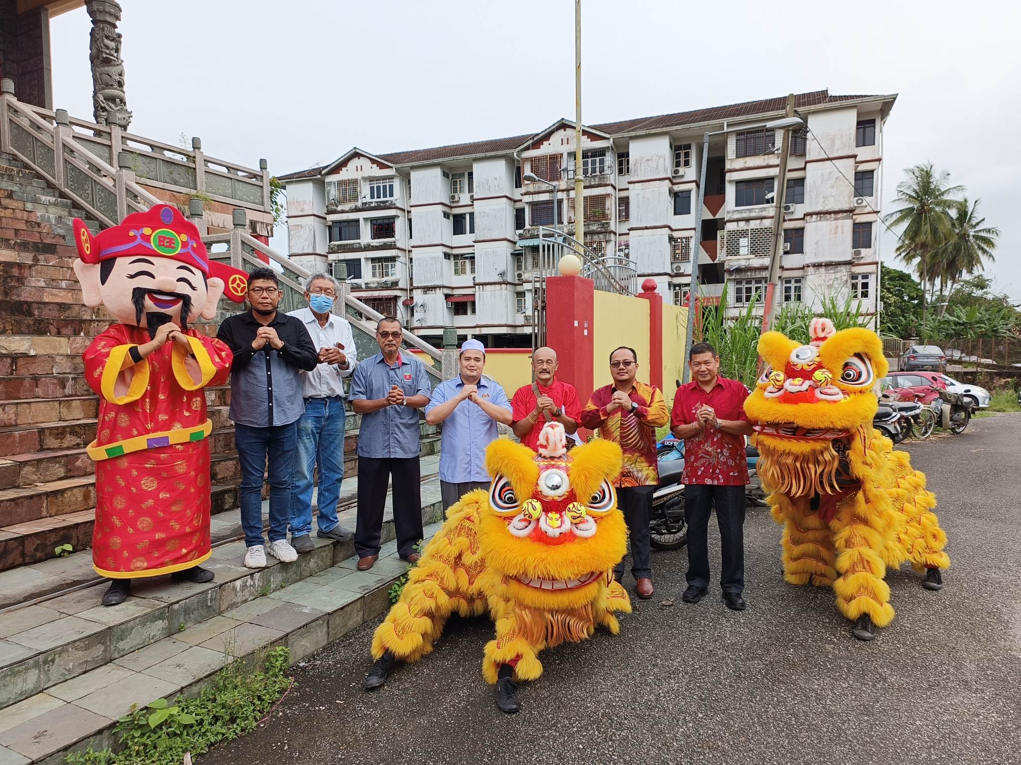 东:吉兰丹州政府在哥市唐人坡的南英宫举办“与华社子民共庆癸卯年2023新春大团拜”,并分发红包给逾70名乐龄人士。