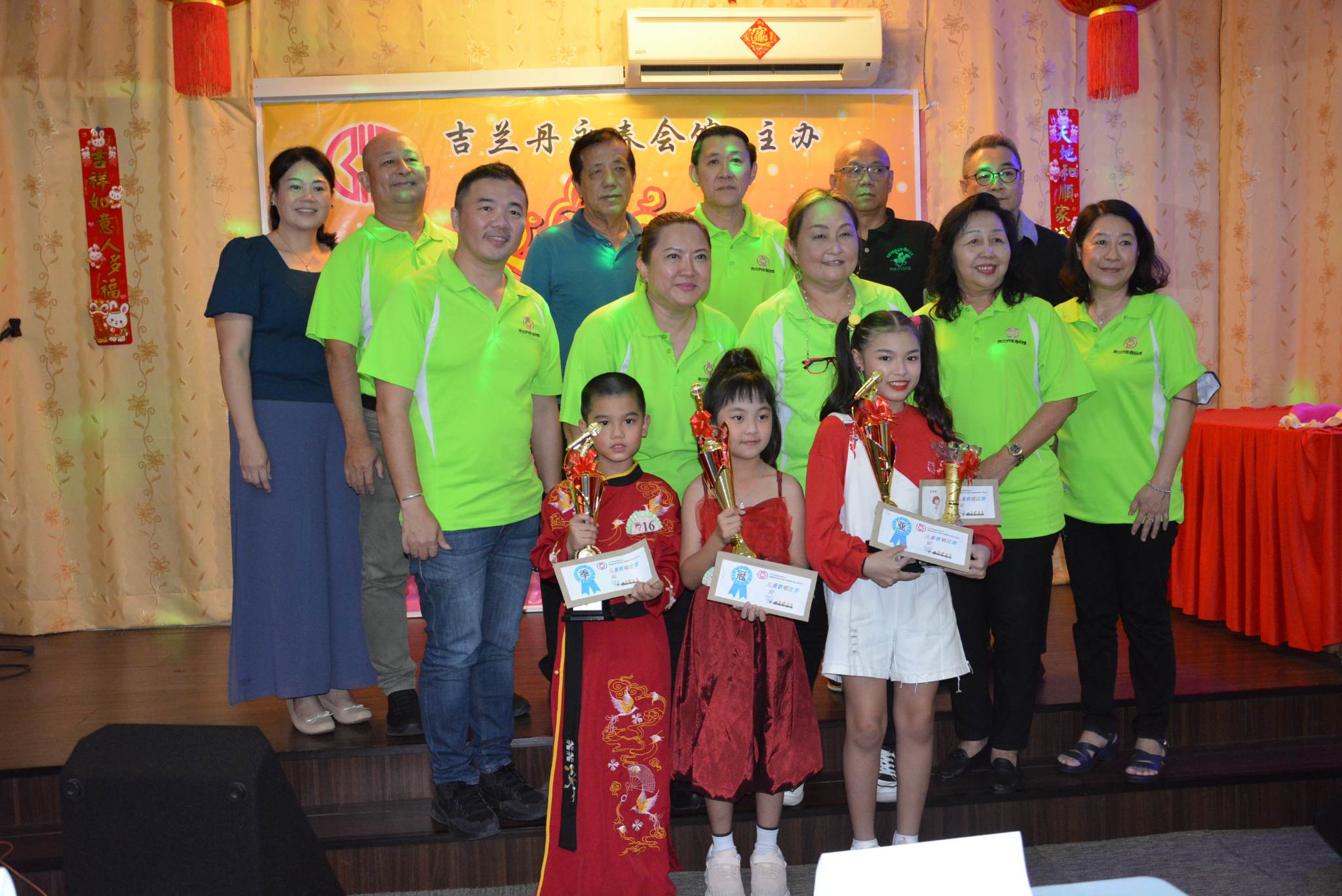 东：吉兰丹永春会馆举办“富贵吉祥迎玉兔2023年儿童新春歌曲比赛”，参赛者郭馨尹、蒙柔密和张峻宸成为冠亚季军得主。