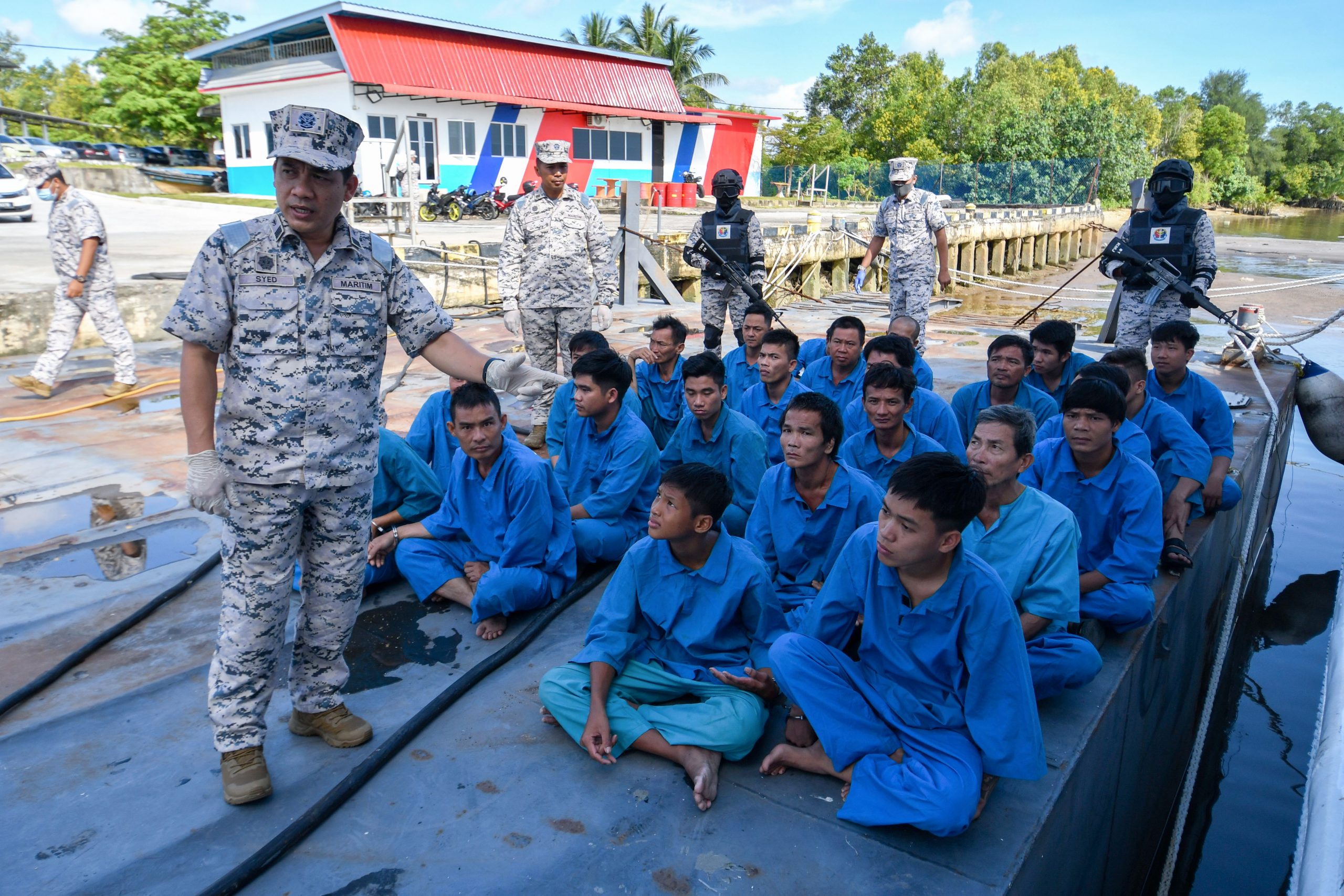 东:吉兰丹海事执法机构(APMM)人员上周四扣留了4艘非法闯入我国海域捕鱼的渔船和24名越南籍船民。