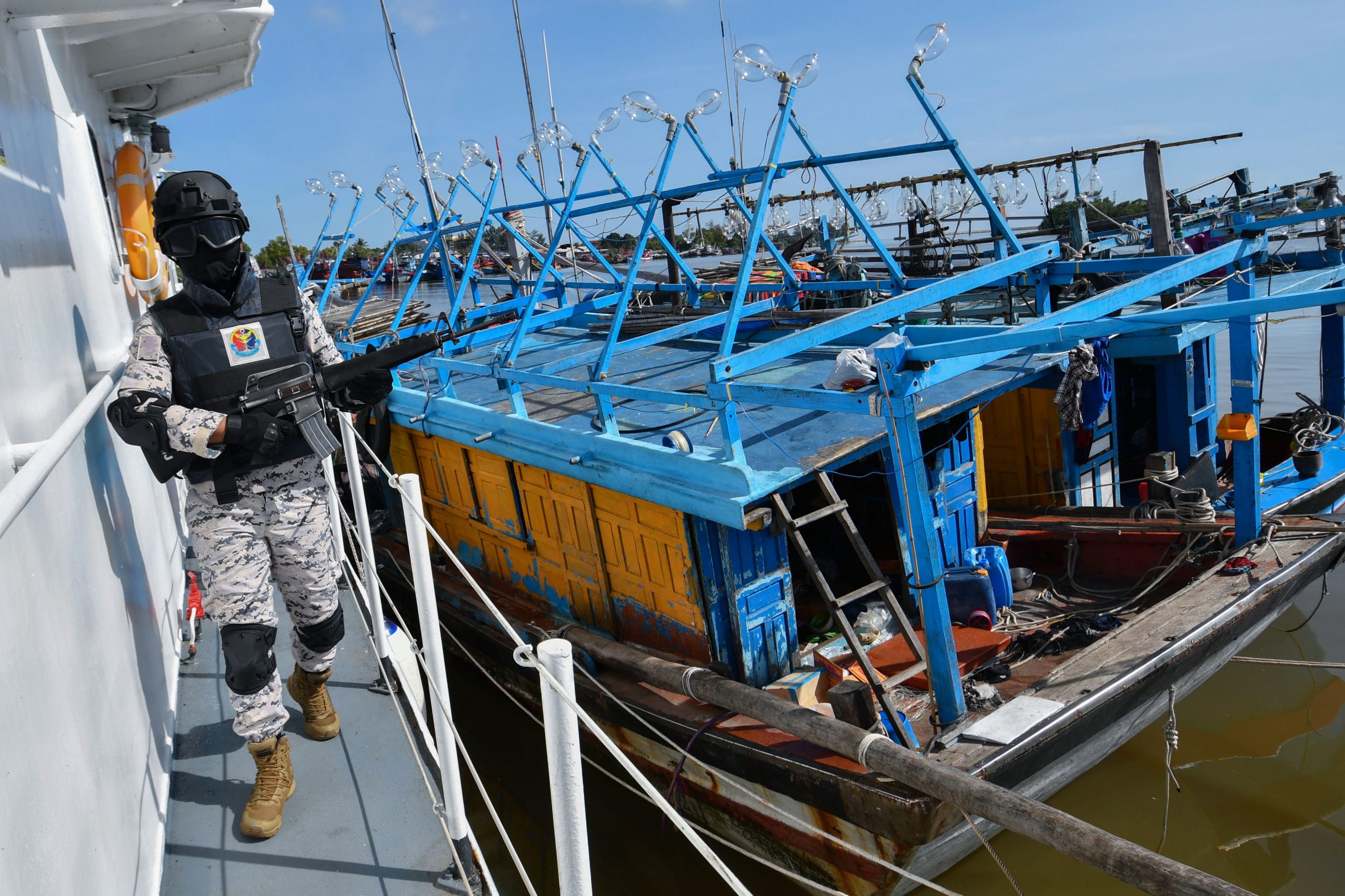 东:吉兰丹海事执法机构(APMM)人员上周四扣留了4艘非法闯入我国海域捕鱼的渔船和24名越南籍船民。