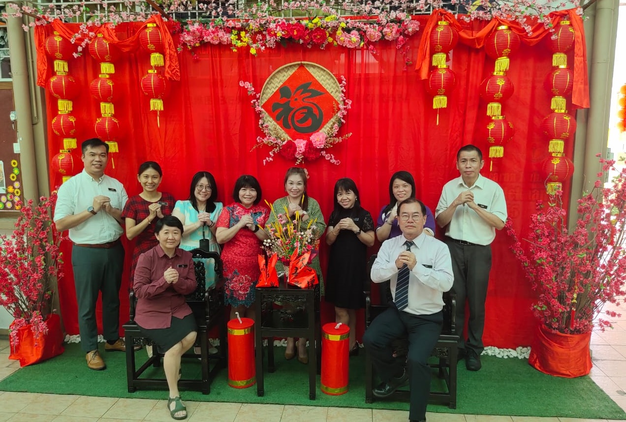 东:启文上午校巨型春字迎兔年