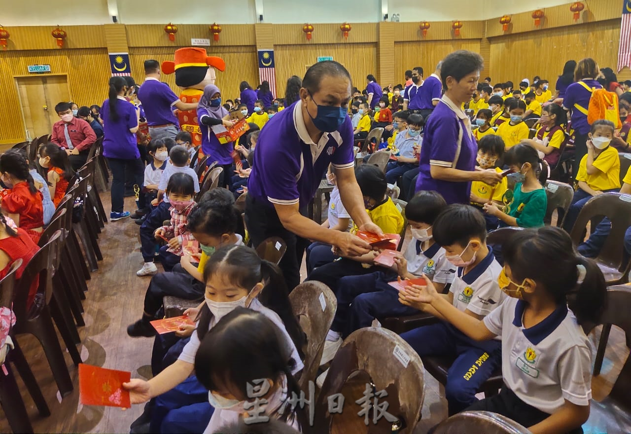东:启文上午校挥春比赛
