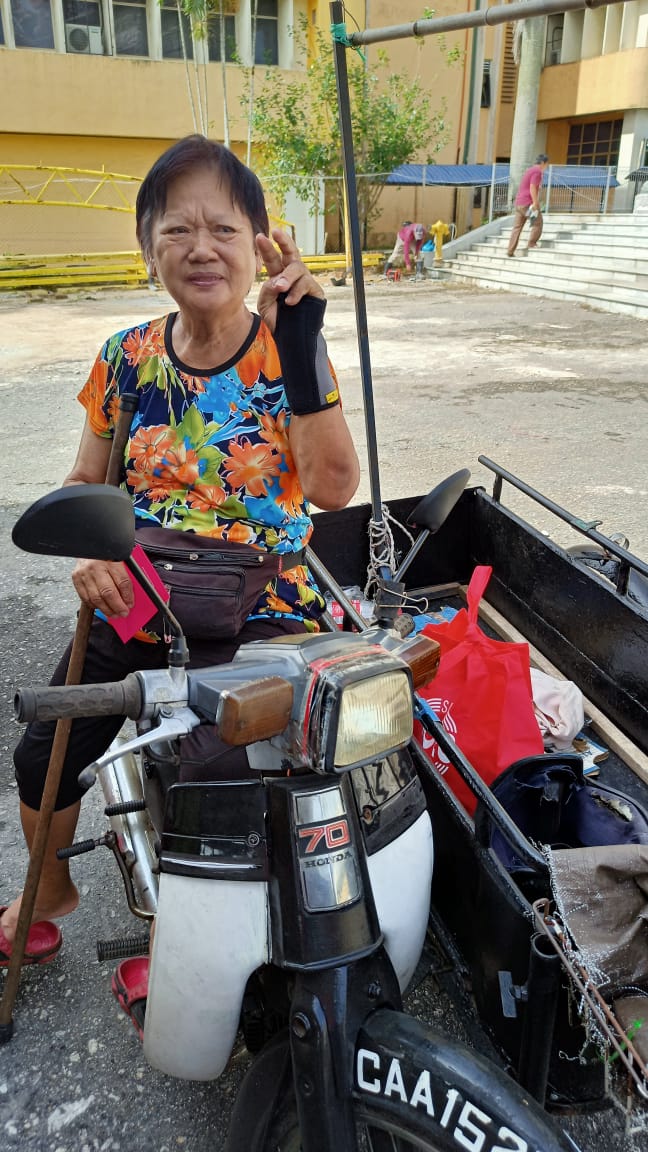 东:多多博彩旅赠贫老,关丹斗母宫450名长者接红包开心过年。