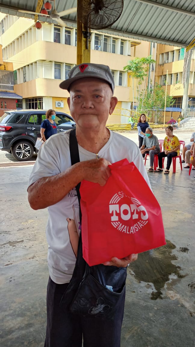 东:多多博彩旅赠贫老,关丹斗母宫450名长者接红包开心过年。