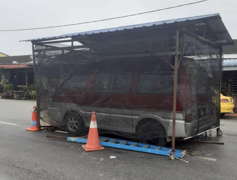 东:居民道路中央设车棚,关丹市政厅接投诉指示移走。