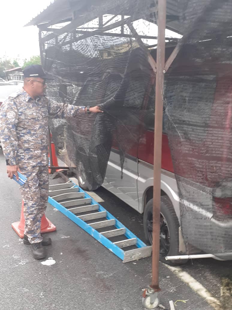 东:居民道路中央设车棚,关丹市政厅接投诉指示移走。