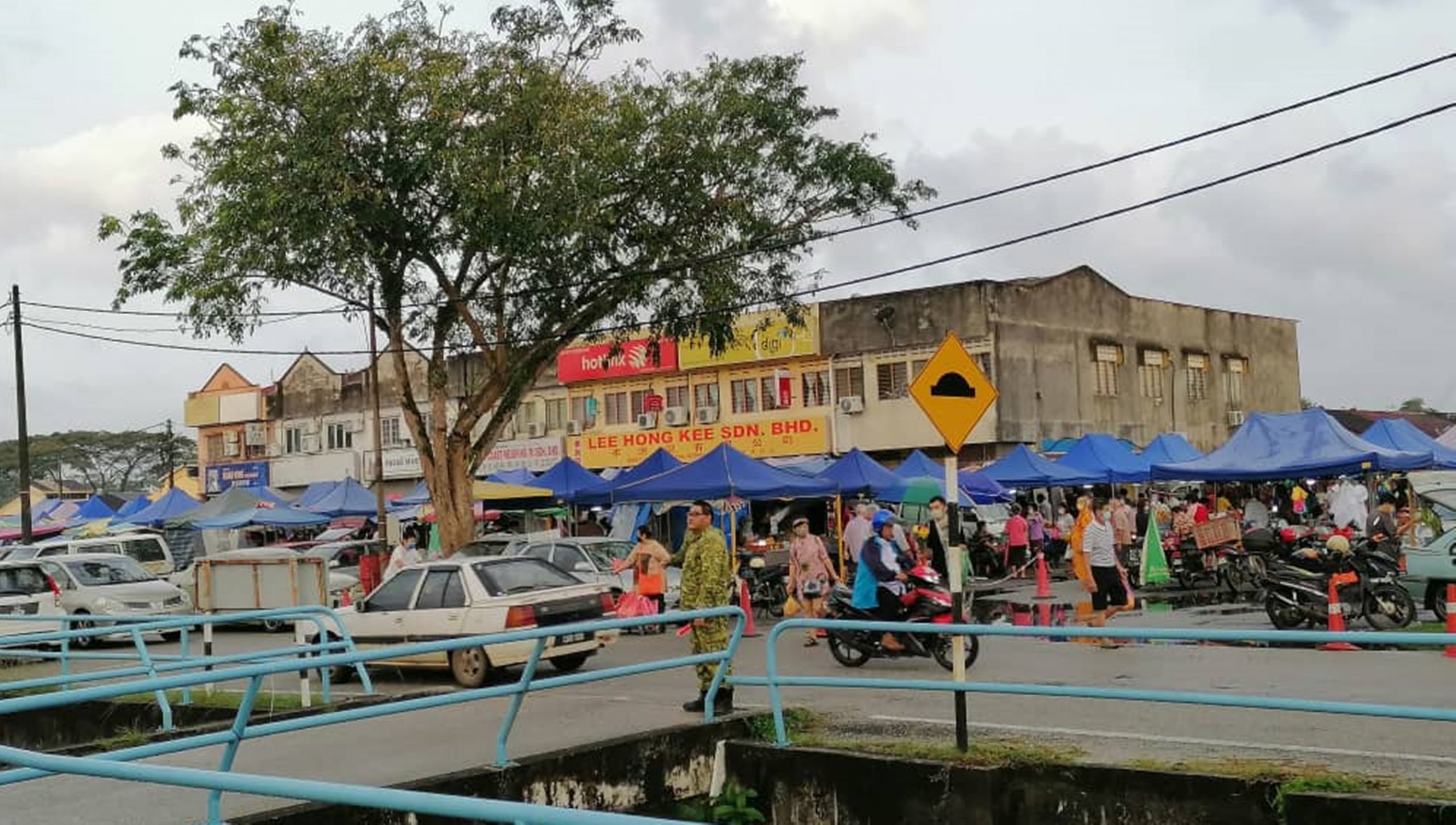 东:市民除夕前冲刺采购,甘榜爪哇早市车水马龙。