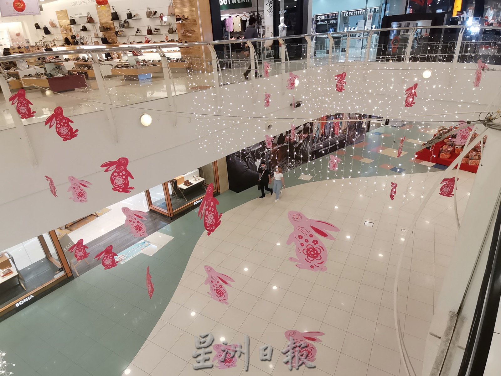 东：广场换春装 街头灯笼将高挂