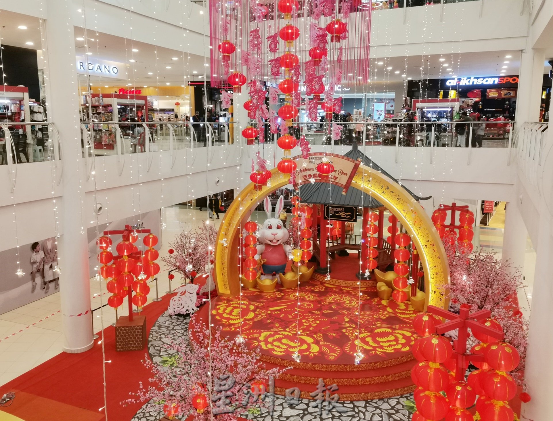 东:广场换春装 街头灯笼将高挂