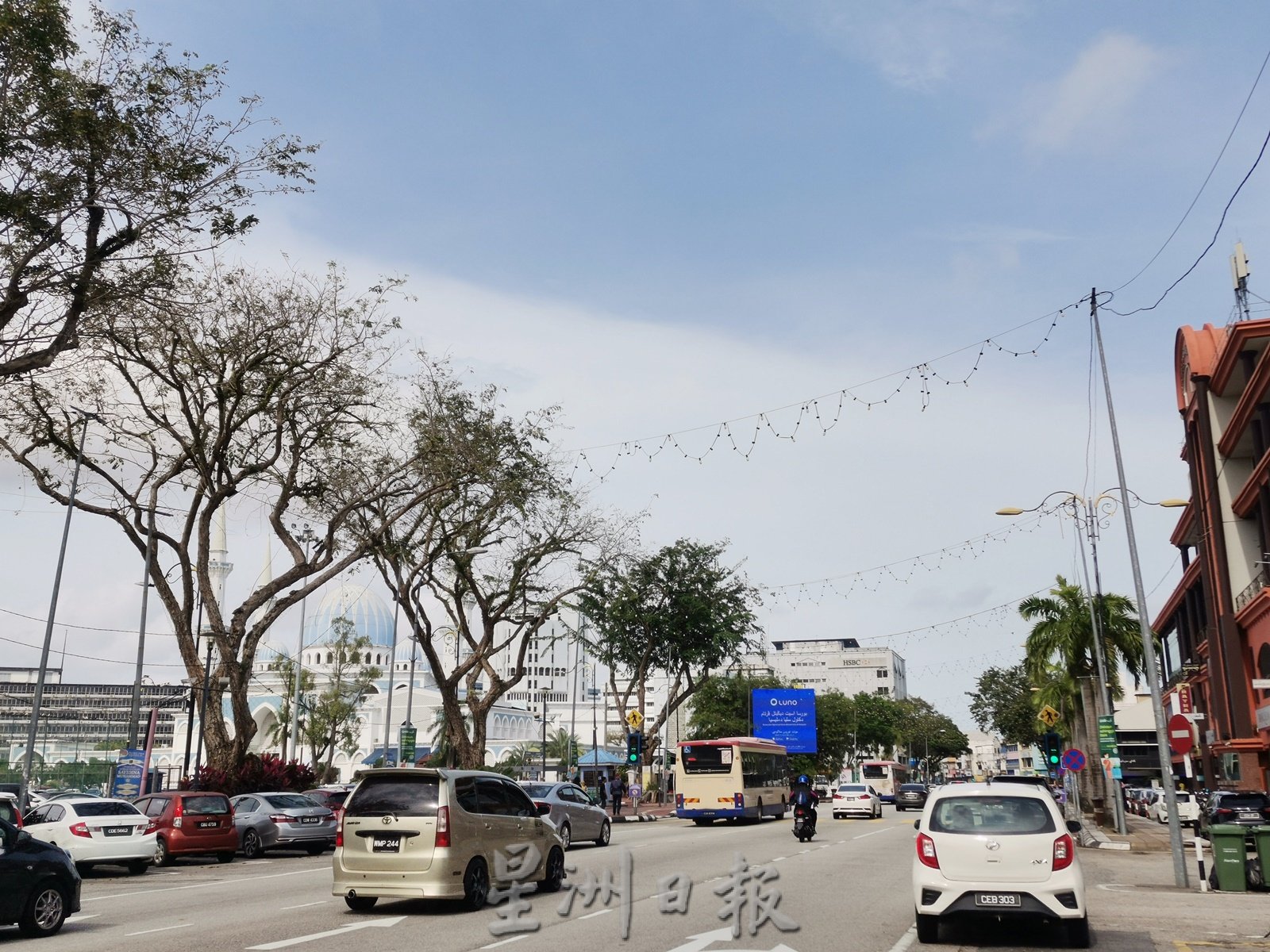 东:广场换春装 街头灯笼将高挂