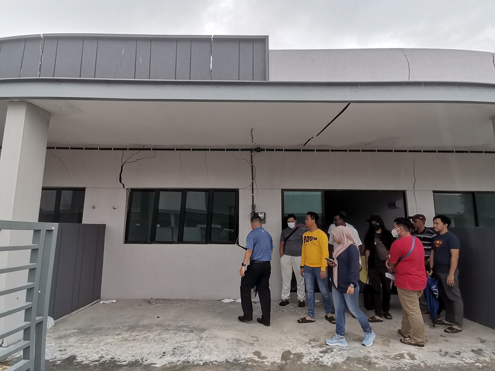 东：彭州政府：房屋承包商同意承包修建工程费用