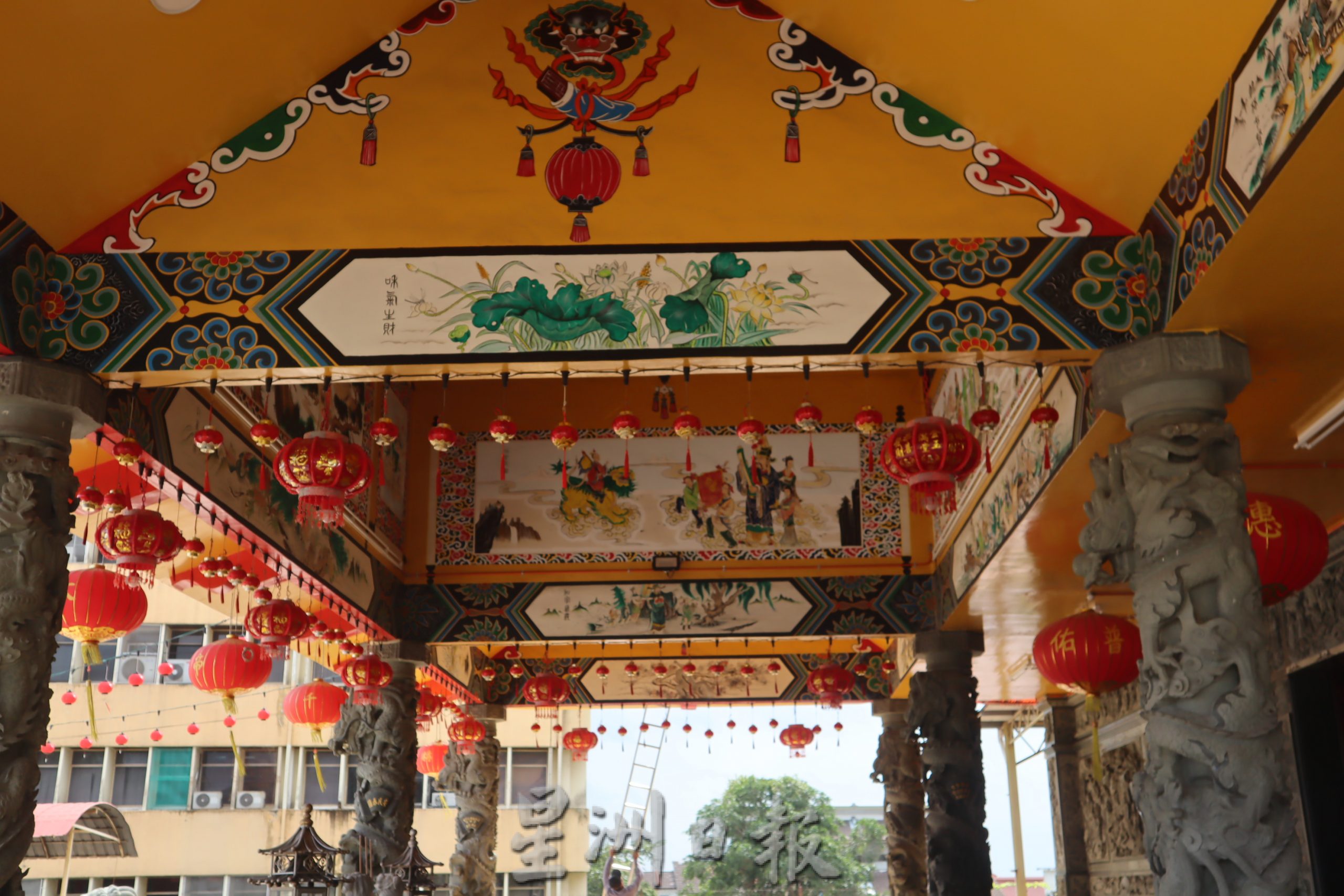 东:新年到啦,庙宇挂上红灯笼,增加新打卡景点吸睛,关丹农历兔年好多地方可去。