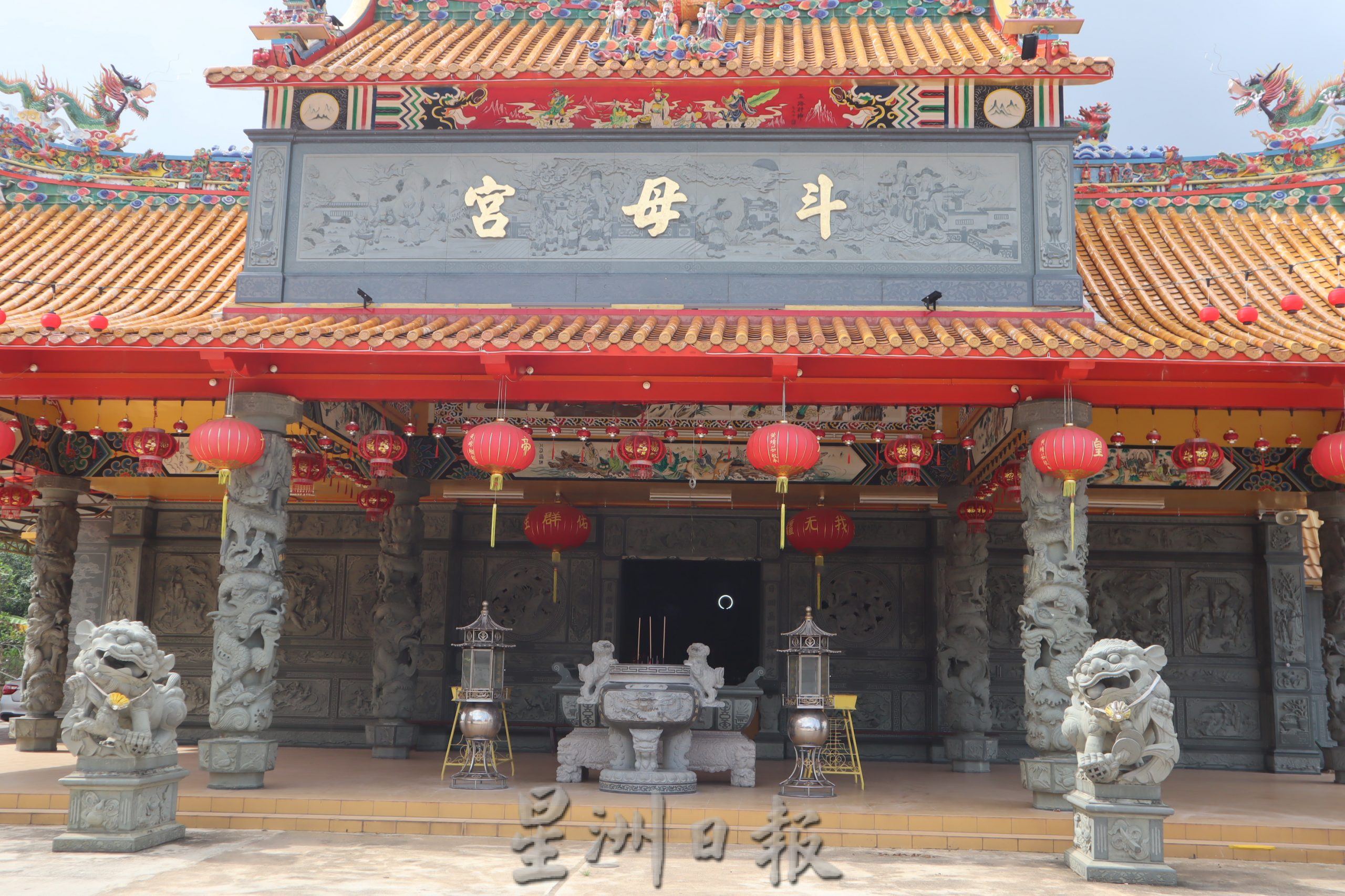 东:新年到啦,庙宇挂上红灯笼,增加新打卡景点吸睛,关丹农历兔年好多地方可去。