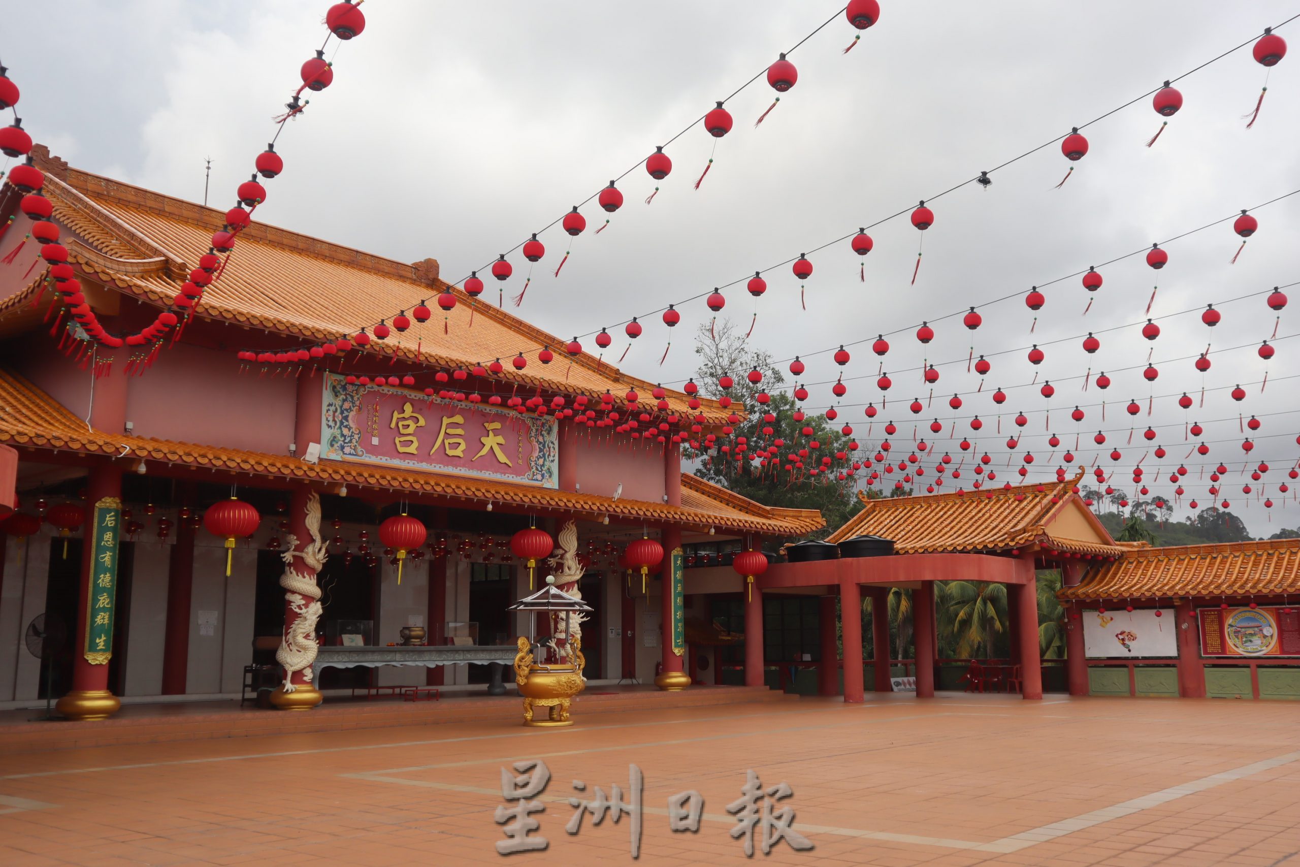 东:新年到啦,庙宇挂上红灯笼,增加新打卡景点吸睛,关丹农历兔年好多地方可去。