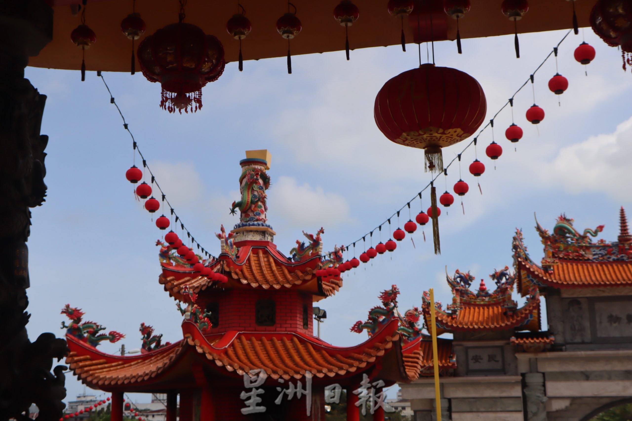 东:新年到啦,庙宇挂上红灯笼,增加新打卡景点吸睛,关丹农历兔年好多地方可去。