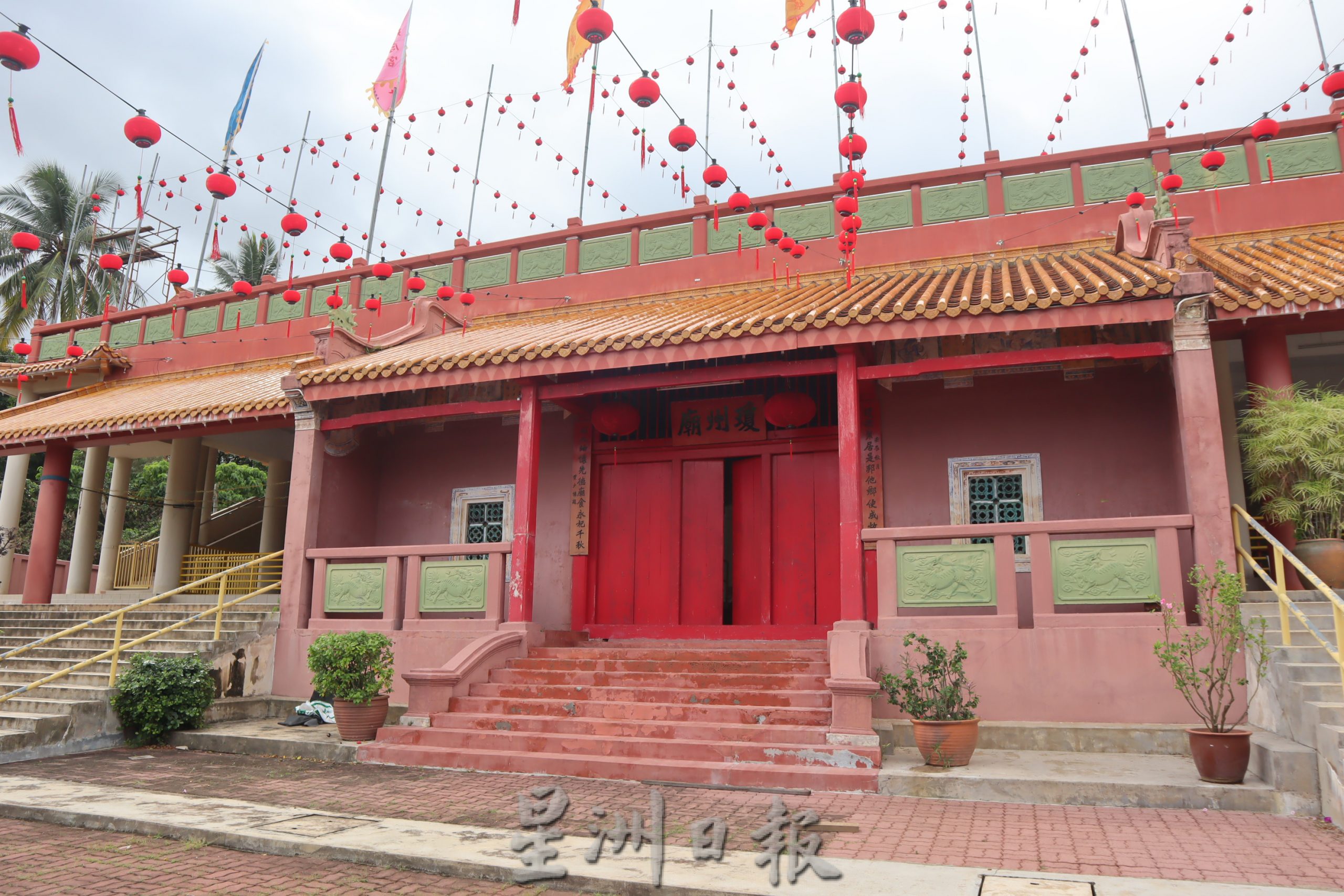 东:新年到啦,庙宇挂上红灯笼,增加新打卡景点吸睛,关丹农历兔年好多地方可去。