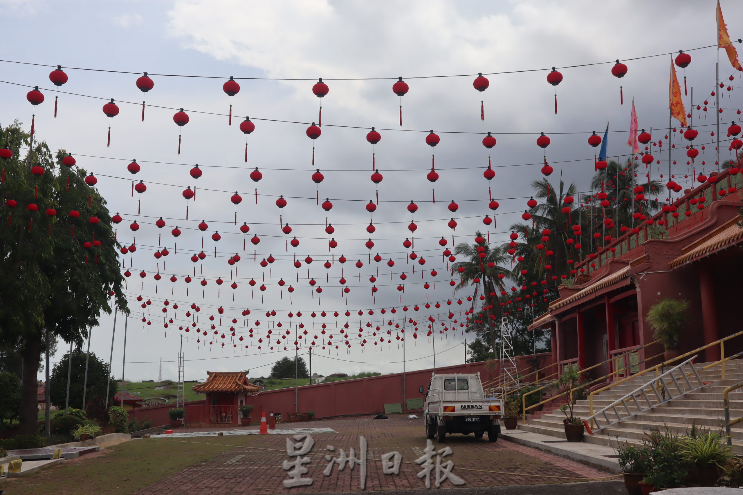 东:新年到啦,庙宇挂上红灯笼,增加新打卡景点吸睛,关丹农历兔年好多地方可去。