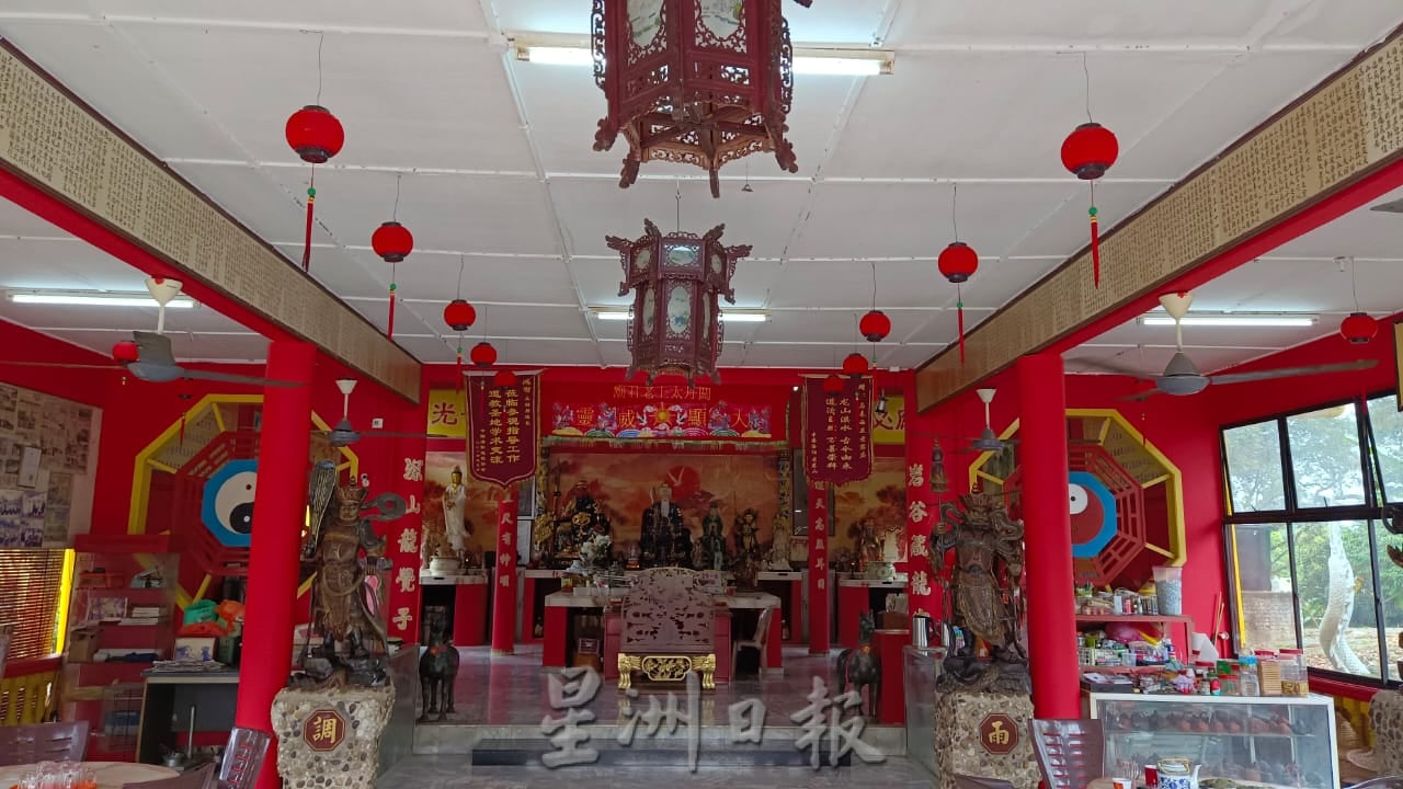 东:新年到啦,庙宇挂上红灯笼,增加新打卡景点吸睛,关丹农历兔年好多地方可去。