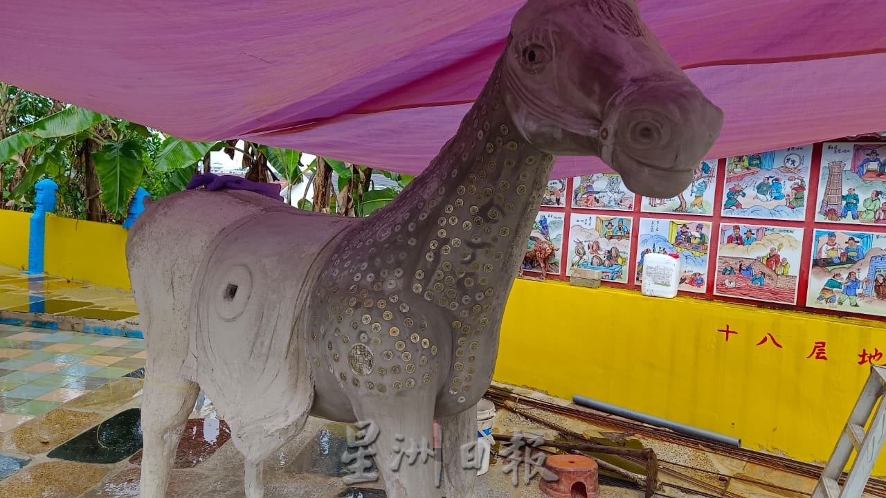 东:新年到啦,庙宇挂上红灯笼,增加新打卡景点吸睛,关丹农历兔年好多地方可去。