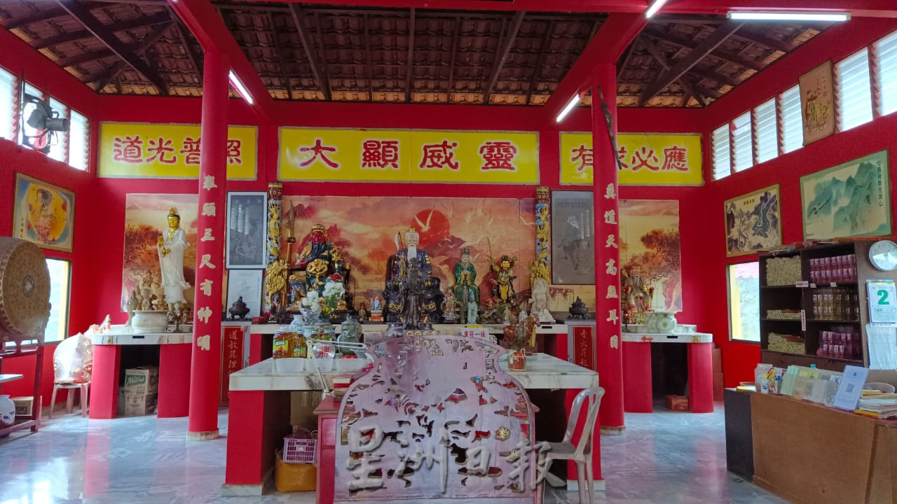 东:新年到啦,庙宇挂上红灯笼,增加新打卡景点吸睛,关丹农历兔年好多地方可去。