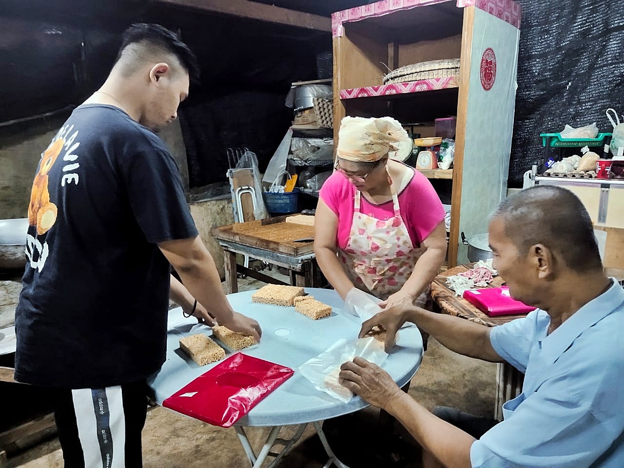 ***东：新年备稿：布赖客家人的年饼记忆。