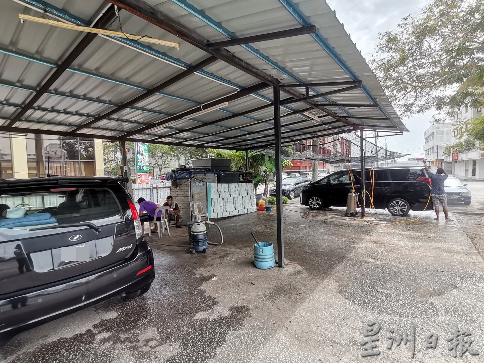 东：新年洗车未到旺季 洗衣店开始热起来 