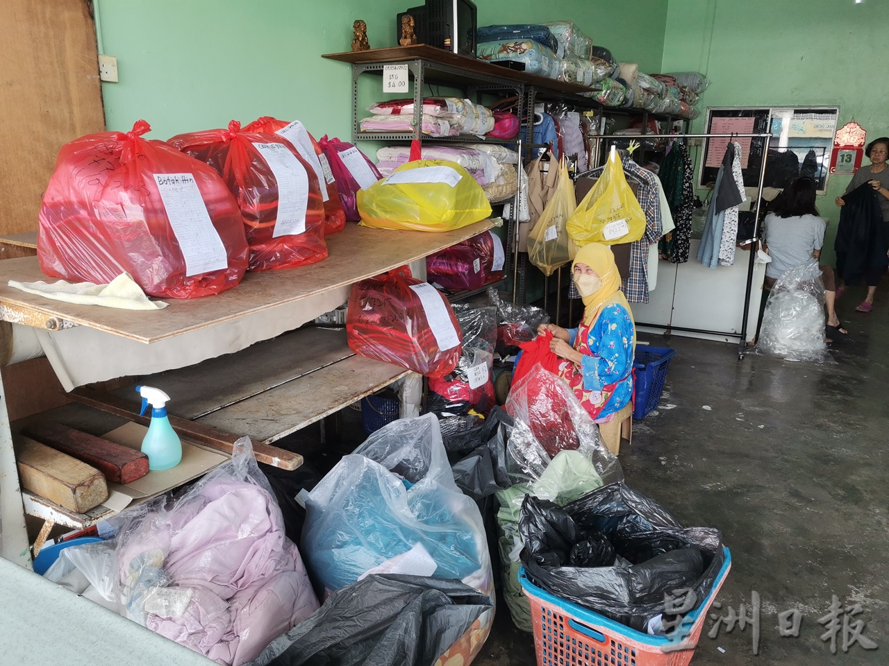 东：新年洗车未到旺季 洗衣店开始热起来 