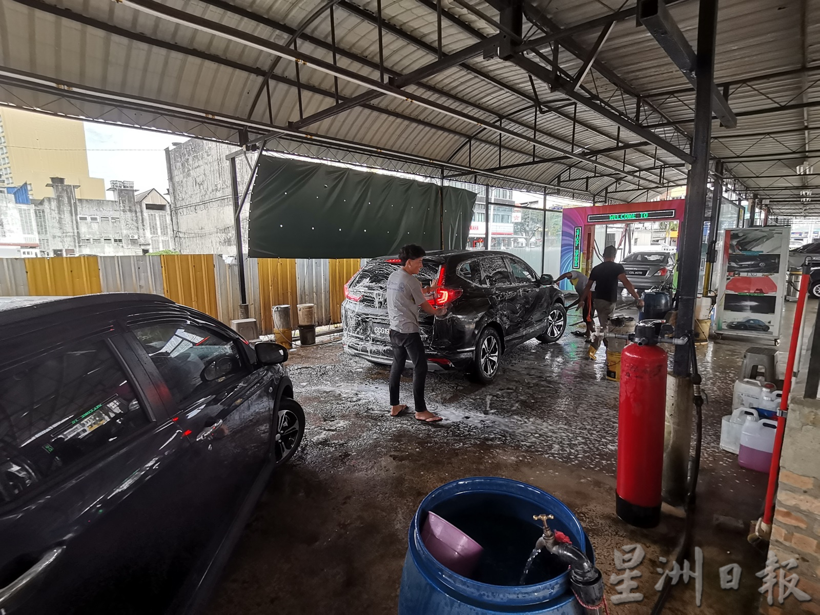 东：新年洗车未到旺季 洗衣店开始热起来 