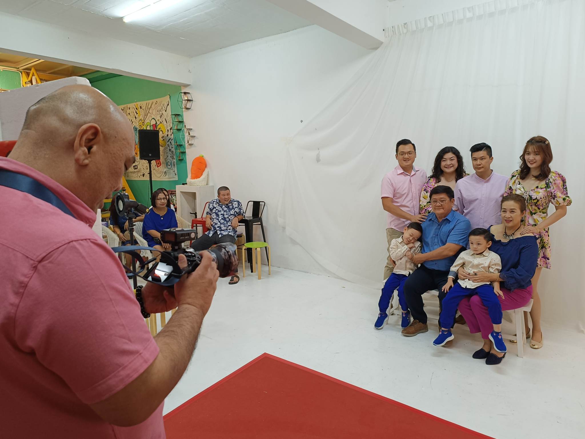 东:来自吉兰丹州的摄影师李政全,摄影佳作荣获“2022年 wpe awards 国际摄影大赛”4枚银奖,晋升为马来西亚10强及世界400强殊荣摄影师。其中一张得奖作品正是他为本报《暖势力》人物即缝棉被送贫户裁缝师林桂音拍下的照片。