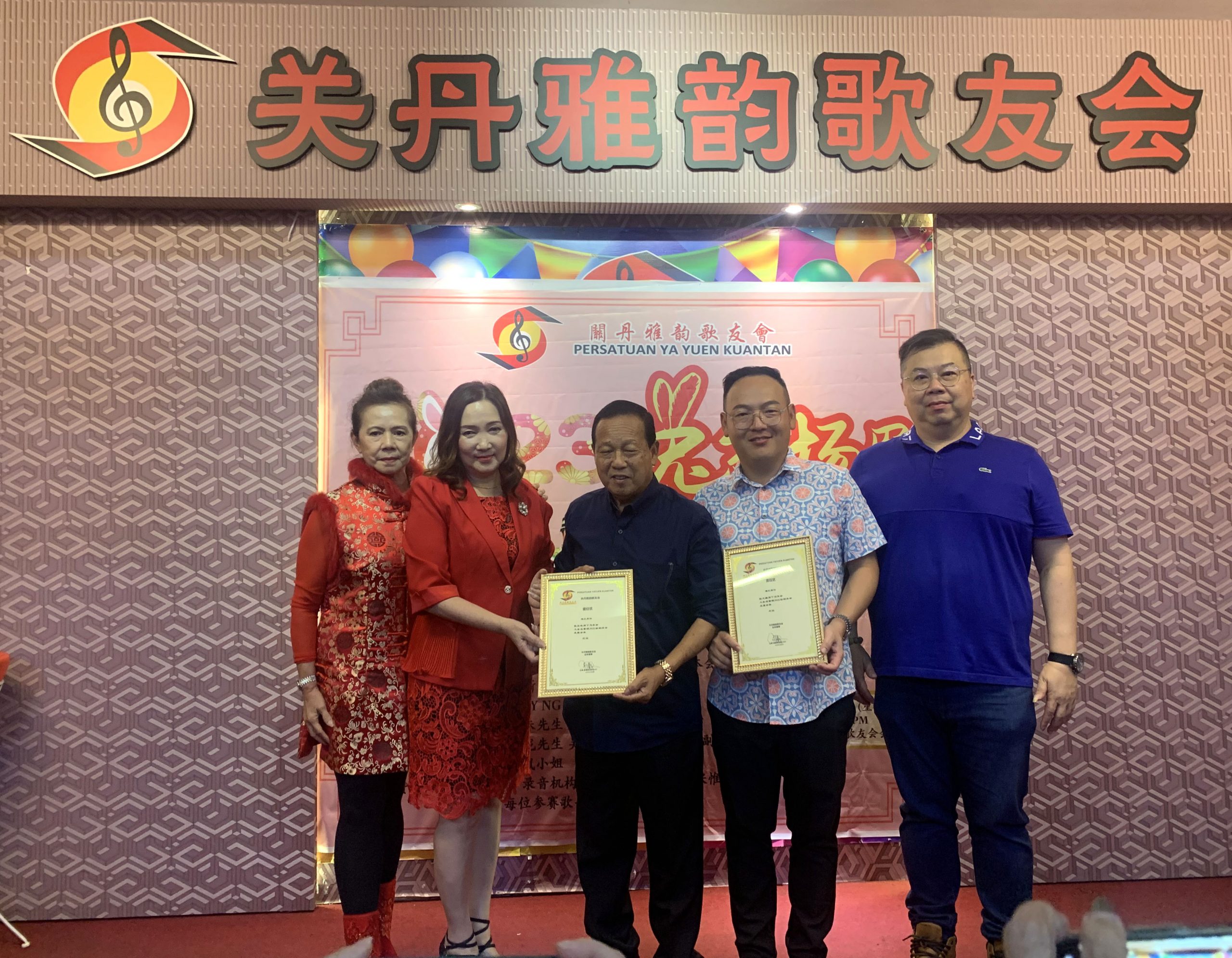 东:杨宝珍认为,国内一部分人士及政党应停止玩弄敏感课题及矫枉过正,发表极端保守说法及偏激恶评,这些作法举止,再次展现出欠缺包容性及带有开倒车之嫌。