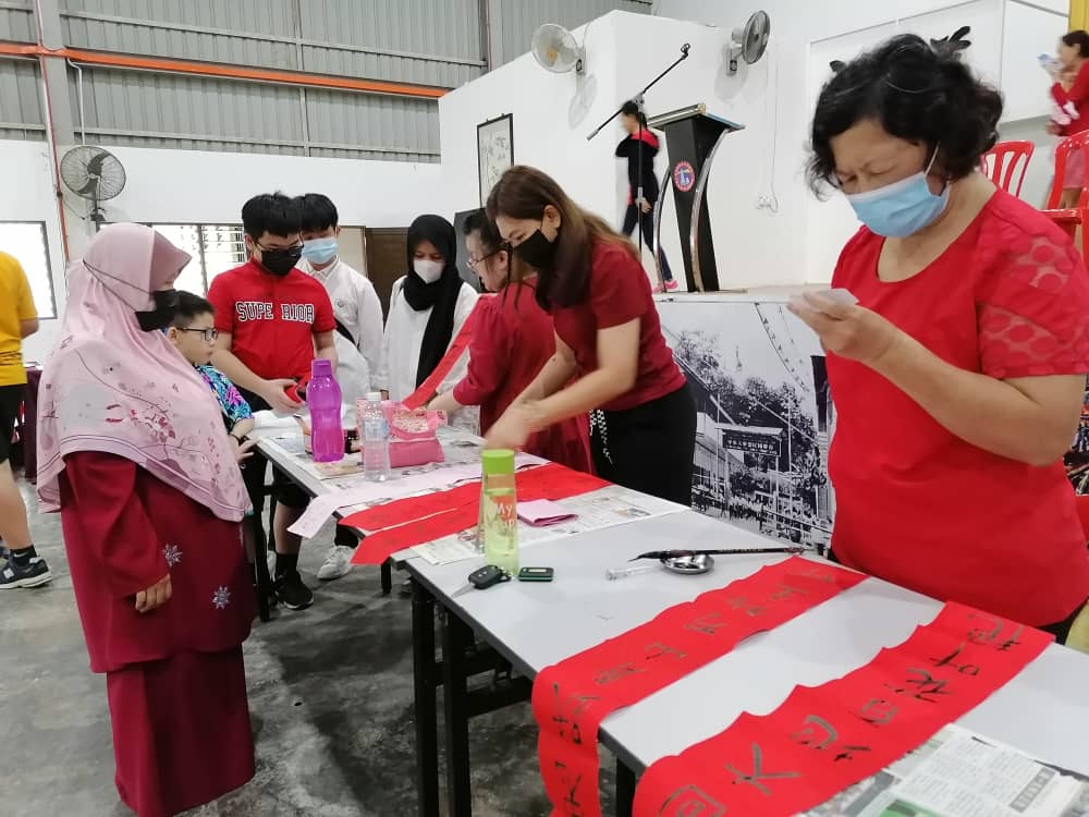 东:杨月明:常练习打好基础,让书法艺术得以传承。