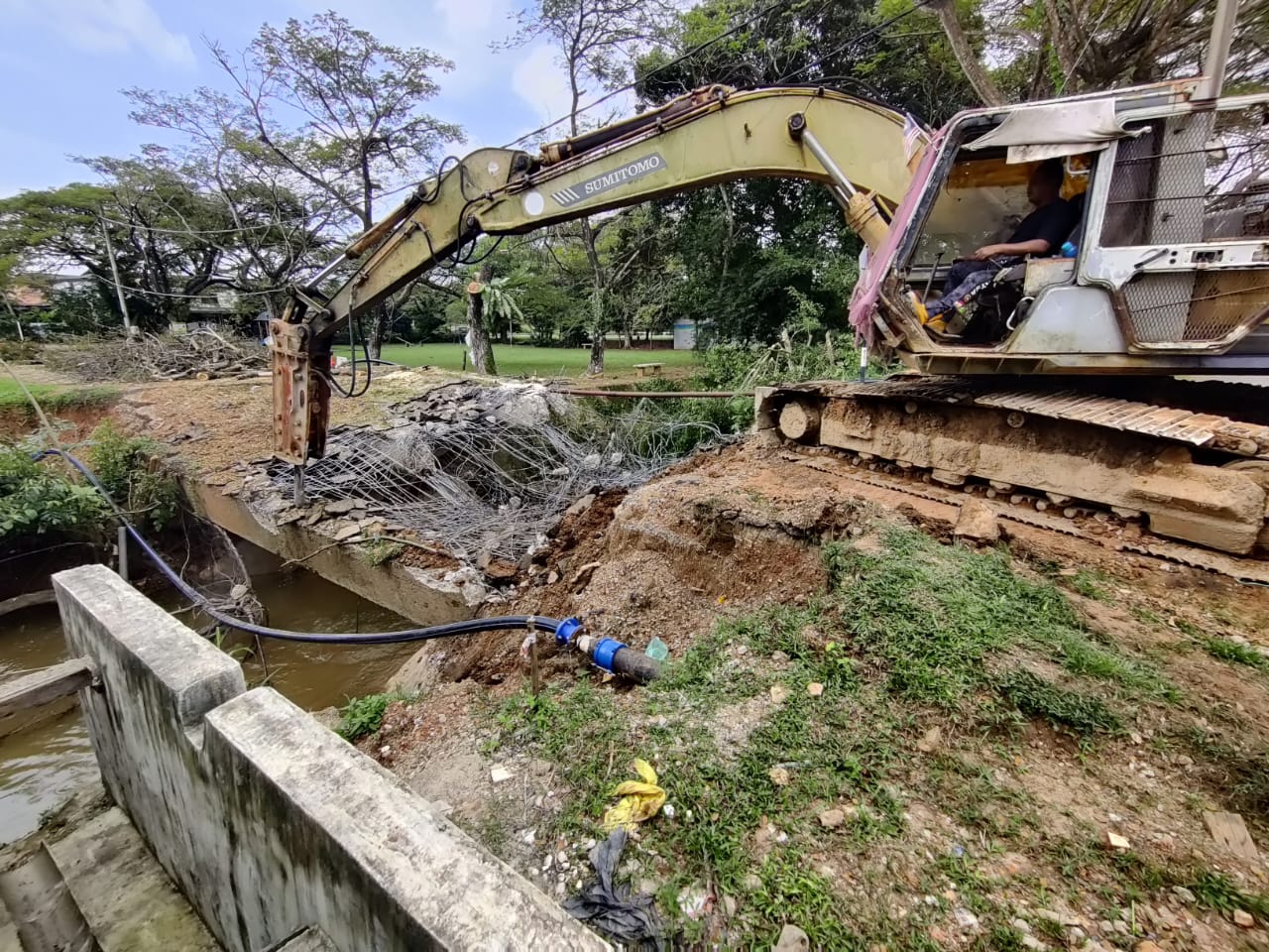 东:武吉士东阁柏丹那45/1巷坍塌桥梁重建工作已展开。