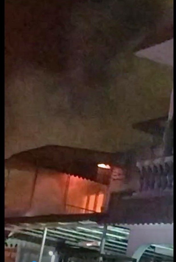 东:淡马鲁一双层排屋住家遭祝融光顾,庆幸发现的早没殃及其他住家,也没造成任何人受伤。