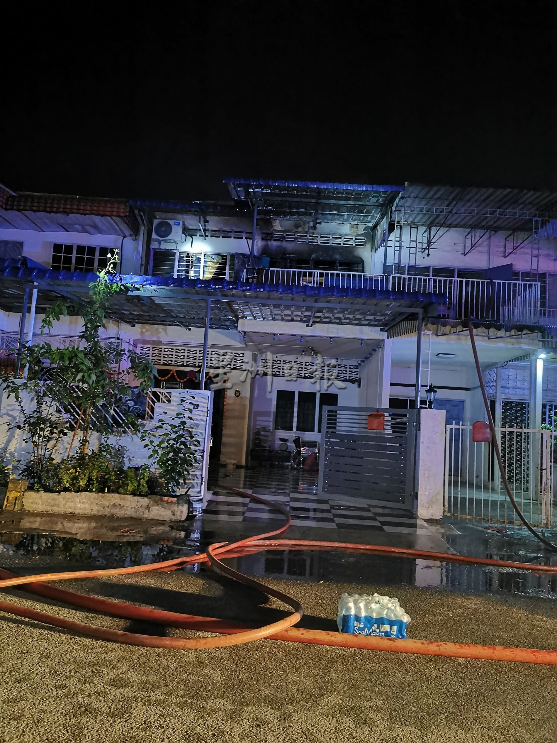 东:淡马鲁一双层排屋住家遭祝融光顾,庆幸发现的早没殃及其他住家,也没造成任何人受伤。