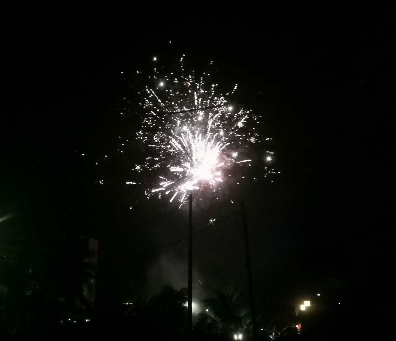 东：烟花爆竹好热闹 警方：暂未接获投报