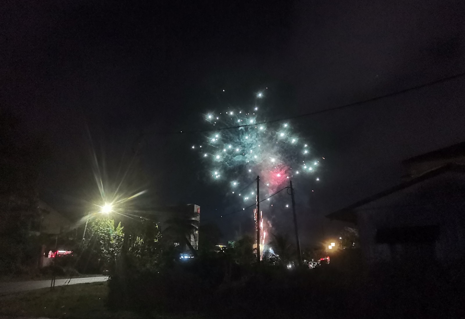 东：烟花爆竹好热闹 警方：暂未接获投报