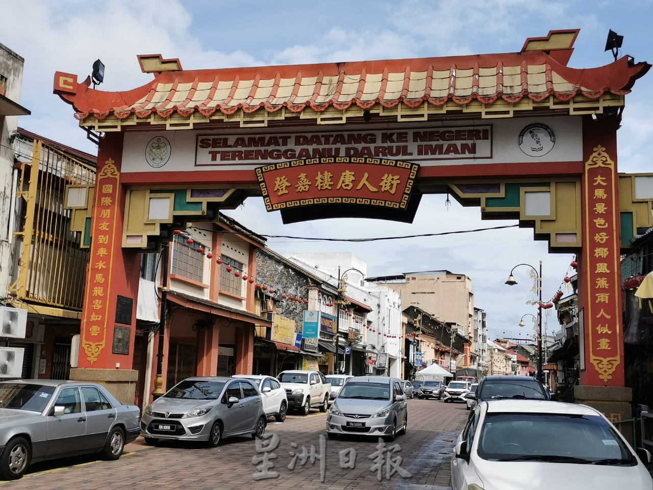 东:瓜登唐人街却静悄悄,街头巷尾不见任何新年装饰,只有破损褪色的灯笼依然高高挂,