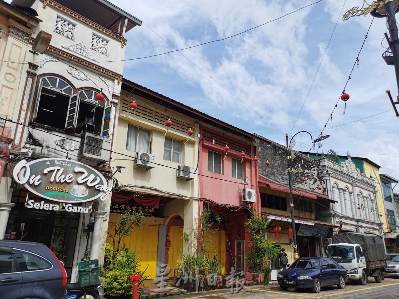 东:瓜登唐人街却静悄悄,街头巷尾不见任何新年装饰,只有破损褪色的灯笼依然高高挂,